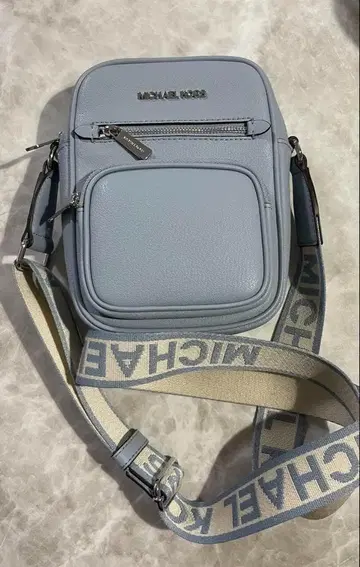 MICHAEL KORS 라이트 블루 숄더백