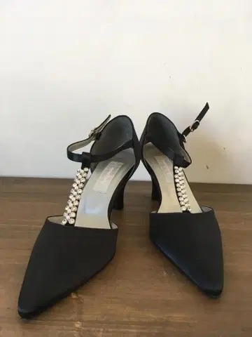 비쥬 장식 새틴 펌프스