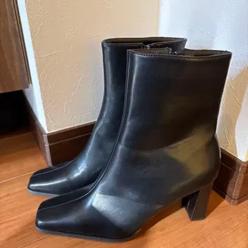 블랙 가죽 스퀘어토 부츠