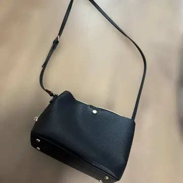 블랙 가죽 숄더백