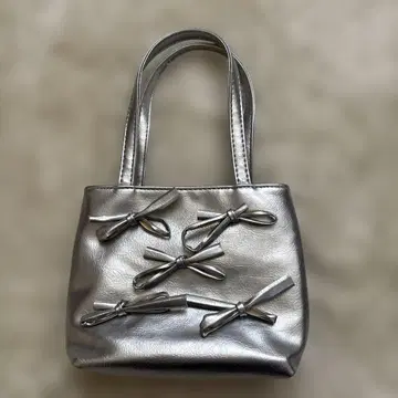 실버 리본 장식 핸드백