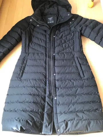 블랙 후드 부착 다운 자켓