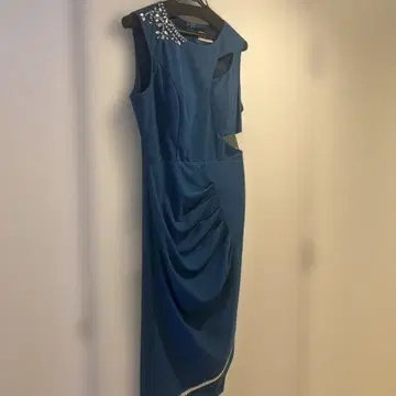 비쥬가 달린 파란 드레이프 드레스