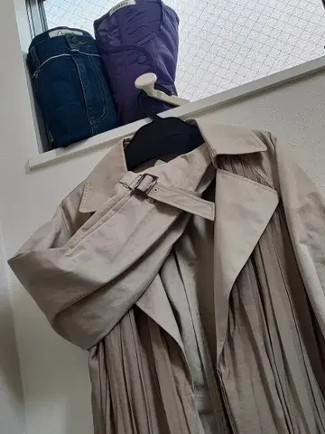 RADIATE 베이지 플리츠 트렌치코트 야마다