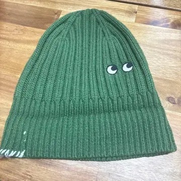 유니클로 x 안야 힌드마치 그린 니트 모자