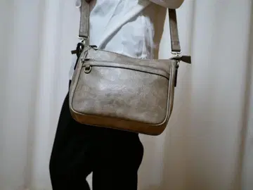 그레이 합성 피혁 숄더백