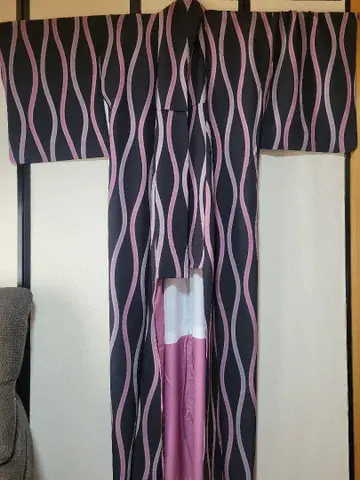 워셔블 기모노 블랙과 핑크의 물결 무늬 코몬 기모노