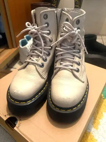 [ 초고속 발송 가능 ] Dr. Martens 8홀