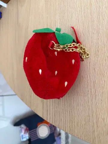 러브러리 페이 이치고형 파우치 골드 체인 부착