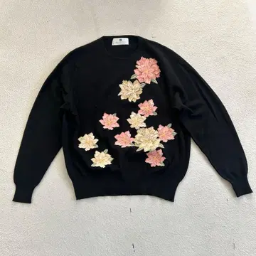 BALLANTYNE 캐시미어 꽃무늬 자수 블랙 니트 스웨터