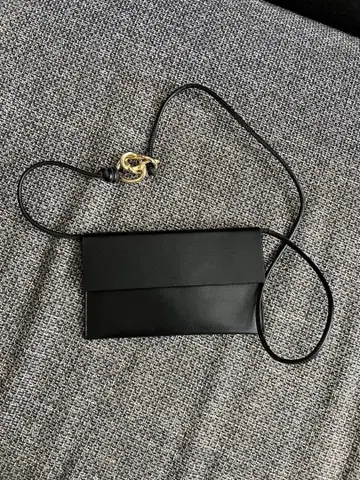 COS 블랙 가죽 숄더백