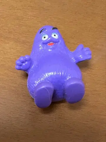 그리마스 앉아있는 마스코트 아메토이 맥도날드