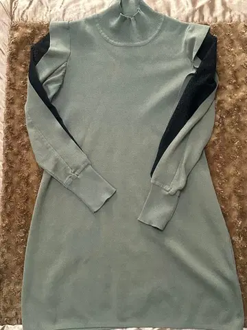 피에르 가르뎅 카키 계열 하이넥 니트