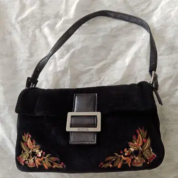 MONICA 블랙 자수 핸드백
