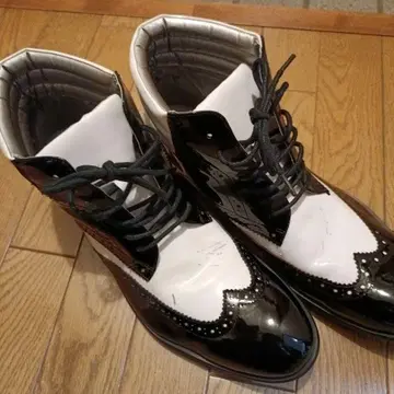 윙팁 부츠 화이트/블랙 광택 마감
