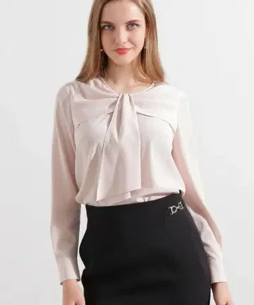 PINKY&DIANNE 개더 보타이 블라우스 옅은 핑크 골드 버튼