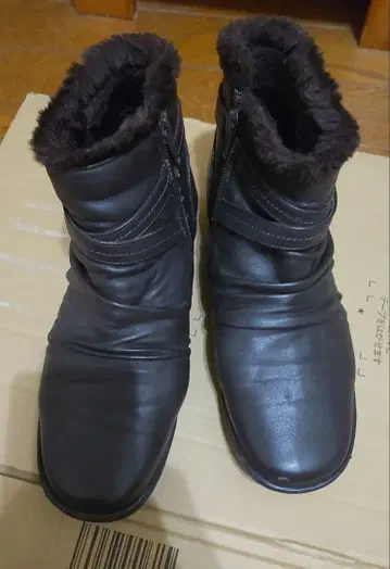 퍼 달린 가죽 숏부츠