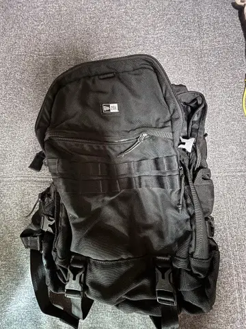 NEW ERA 블랙 백팩