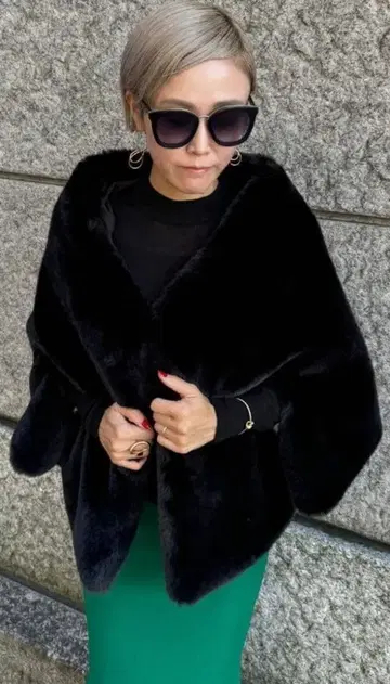 JENNE 리치 볼륨 퍼 케이프 블랙