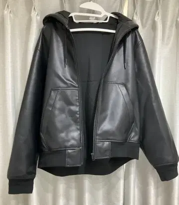 GU 페이크 가죽 자켓