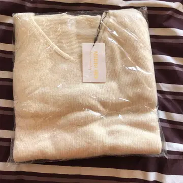 크림색 V넥 니트 스웨터