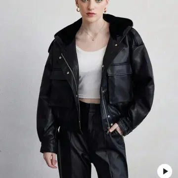 퍼 달린 블랙 페이크 레더 자켓