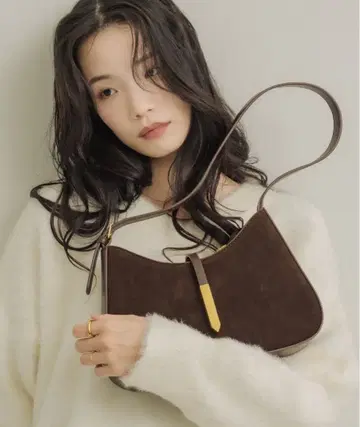 다크 브라운 라운드 스웨이드 핸드백