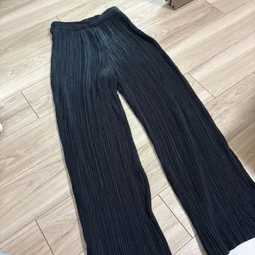 AMERI 플리츠 블랙 팬츠