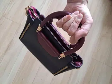 블랙과 와인 레드 숄더백