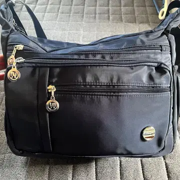 나일론 소재 블랙 숄더백