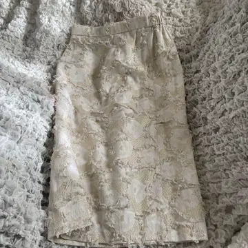 룰루빌비 화이트 라메 자카드 타이트 스커트 꽃 플라워