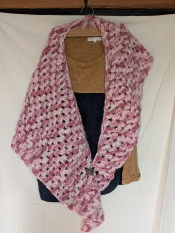 그라데이션 핑크의 비대칭 삼각형 스톨