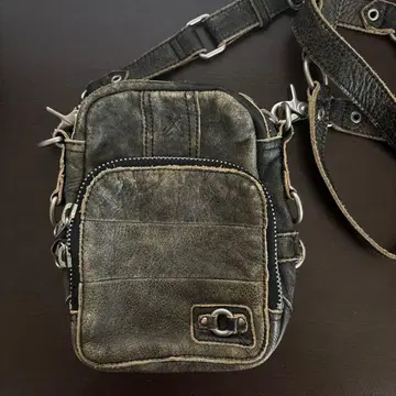 작은 가죽 숄더백