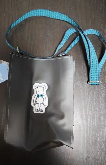 새상품 파밀리아 숄더백과 BE@RBRICK