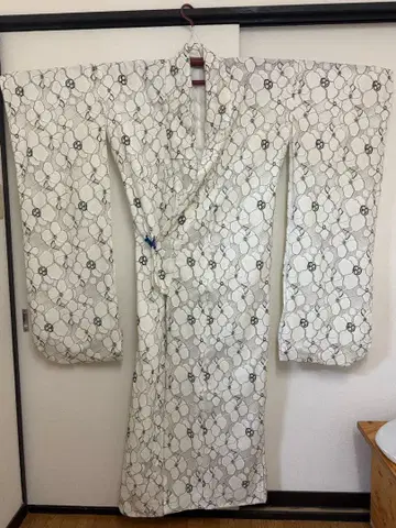 화이트 베이스 블랙 플라워 무늬 레이스 후리소데