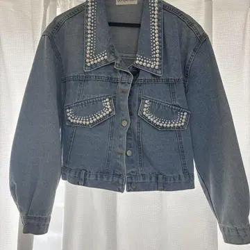 펄 장식이 달린 라이트 블루 데님 자켓
