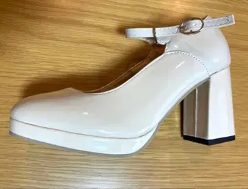 아이보리 에나멜 앵클 스트랩 힐
