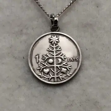 크리스마스 트리 라트비아 코인 목걸이 계속 착용 OK
