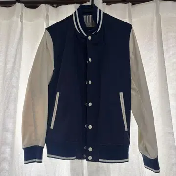 네이비와 화이트의 바시티 자켓