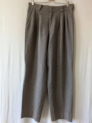 BBCO의 라이트 브라운 플리츠 슬랙스