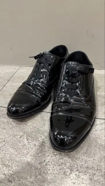 블랙 에나멜 스트레이트 팁 드레스 슈즈