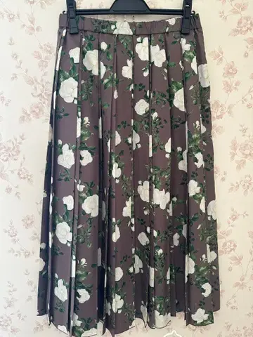 잉게보그 꽃무늬 플리츠 롱 스커트 브라운 계열