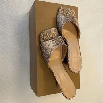 ur's 스네이크 스킨 패턴 샌들