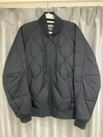 유니클로 화이트 마운티니어링 리사이클 다운 자켓