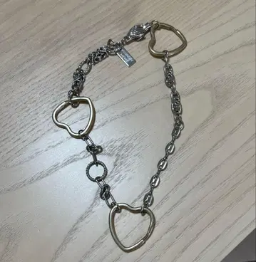 FOUNDRY MEWS 하트 모양 참 목걸이