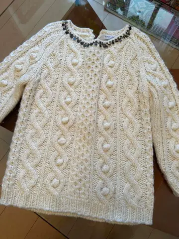 뷰티&유스 아이보리 케이블 니트 스웨터 긴팔