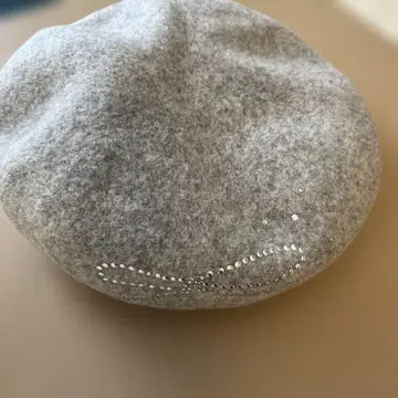 FURLA 그레이 비쥬 장식 베레모