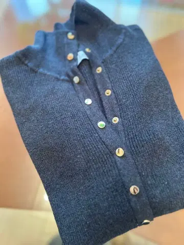 다크 그레이 버튼 하이넥 니트