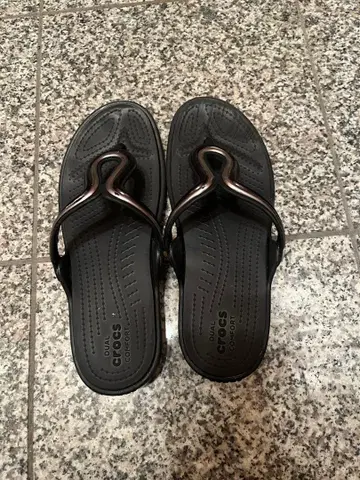Crocs 블랙 플립플랍 샌들