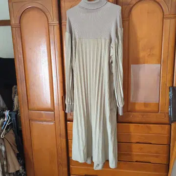 리브 터틀넥 플리츠 원피스